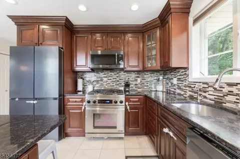 Kitchen - 27 Dalewood Rd, Wayne, NJ 07470 photo 3 of 3