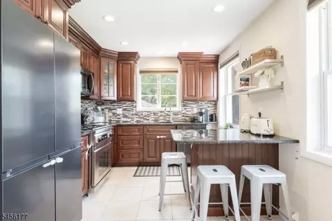 Kitchen - 27 Dalewood Rd, Wayne, NJ 07470 photo 2 of 3