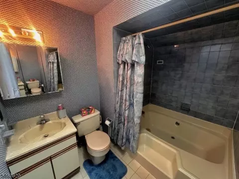 Bath - 10 Matthew Rd #3, Wayne, NJ 07470 photo 3 of 6