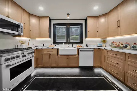 Kitchen - 901 Belvidere Ave, Plainfield, NJ 07060 photo 2 of 5