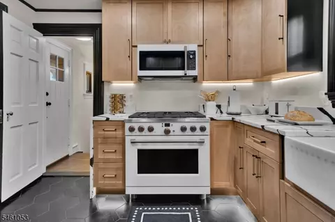 Kitchen - 901 Belvidere Ave, Plainfield, NJ 07060 photo 4 of 5
