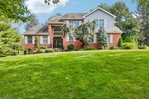 2 Lisa Ln, East Hanover, NJ 07936