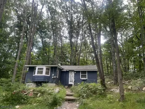 26 Cedar Ln, Sussex, NJ 07461
