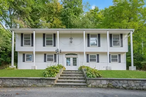 26 Scenic Dr, Hamburg, NJ 07419