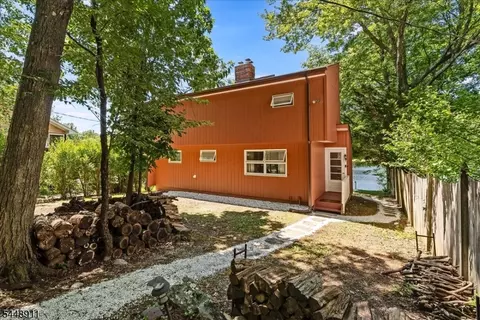 907 Plymouth Lake Dr, Newton, NJ 07860
