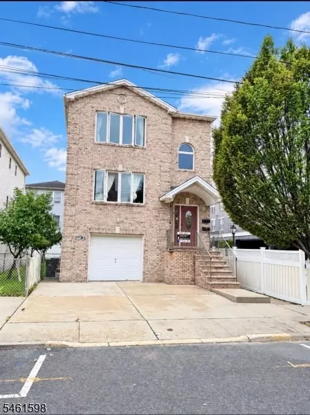 12 President St, East Newark, NJ 07029