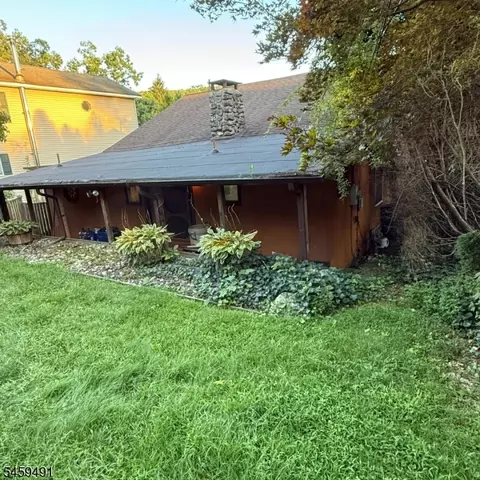54 Horseshoe Dr, Oak Ridge, NJ 07438