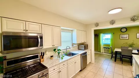 Entry Way - 103 Bailey Ave, Hillside, NJ 07205 photo 3 of 8