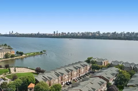 7002 Kennedy Blvd #18B, Guttenberg Town, NJ 07093