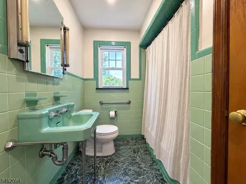 Bath - 186 Macdonald Dr, Wayne, NJ 07470 photo 1 of 2