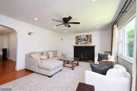 Living - 186 Macdonald Dr, Wayne, NJ 07470 photo 1 of 3