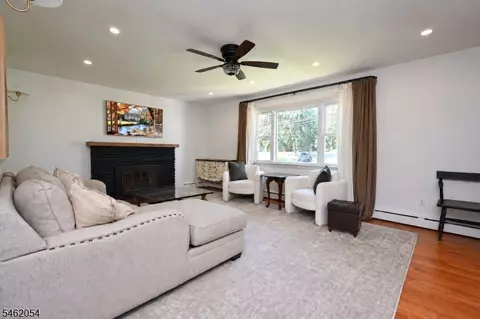Living - 186 Macdonald Dr, Wayne, NJ 07470 photo 2 of 3
