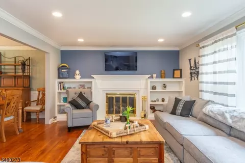 Living - 66 Darlington Dr, Wayne, NJ 07470 photo 2 of 6