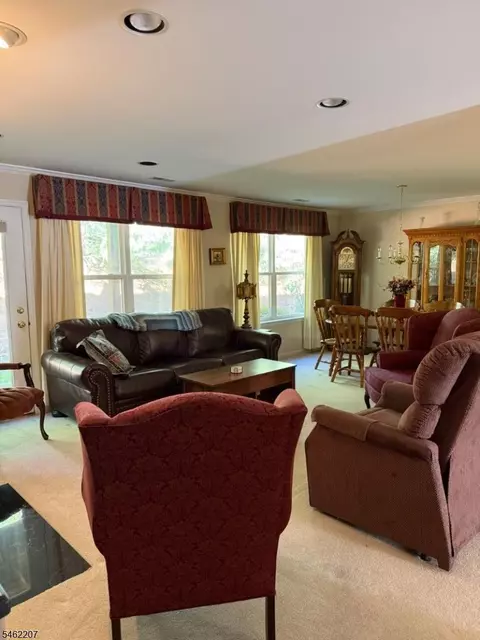 6 Eagles Nest Ln, Hamburg, NJ 07419