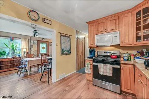 Entry Way - 40 Wanaque Ave, Wanaque Boro, NJ 07420 photo 2 of 5