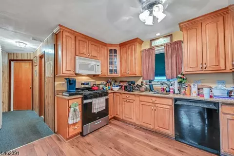 Entry Way - 40 Wanaque Ave, Wanaque Boro, NJ 07420 photo 3 of 5