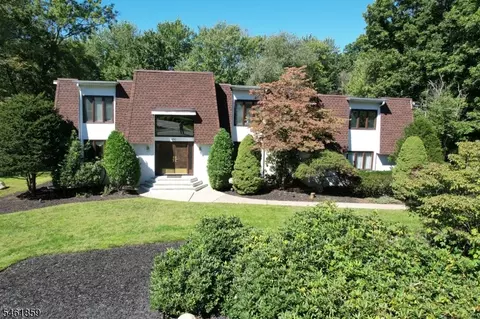 690 Orchard Ln, Franklin Lakes, NJ 07417