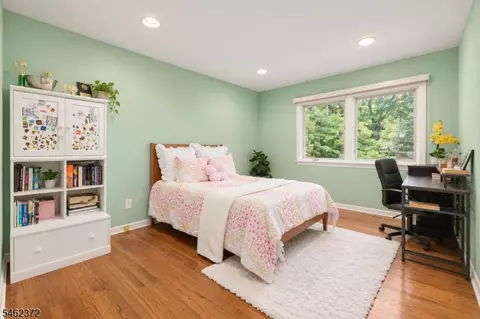 Bedroom - 76 Mohawk Rd, Short Hills, NJ 07078 photo 4 of 7