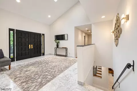 Entry Way - 76 Mohawk Rd, Short Hills, NJ 07078 photo 2 of 4