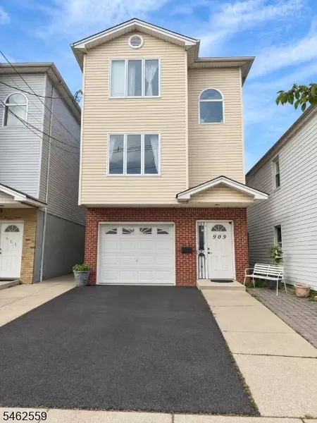 909 Bond St, Elizabeth, NJ 07201