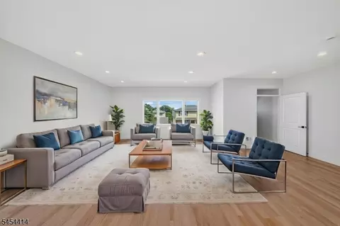 87 Echo Pl, Elmwood Park, NJ 07407