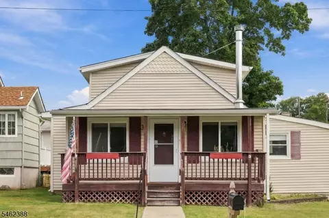 33 Schwarz Blvd, Lake Hopatcong, NJ 07849