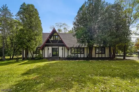 2 Twin Brooks Trl, Chester, NJ 07930