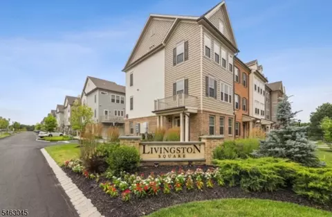 18 Cortland Ct, Livingston, NJ 07039