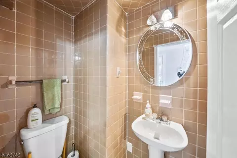 Bath - 17 Harrison Ave, Gillette, NJ 07933 photo 3 of 5