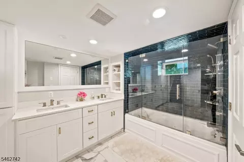 Bath - 17 Harrison Ave, Gillette, NJ 07933 photo 4 of 5