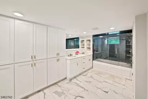 Bath - 17 Harrison Ave, Gillette, NJ 07933 photo 5 of 5