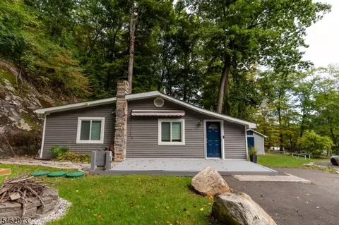 6 Oak Ln, Stockholm, NJ 07460