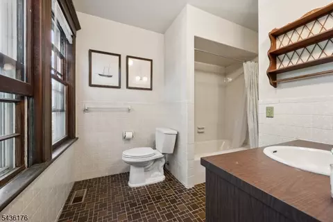 Bath - 261 Beechwood Ave, Middlesex, NJ 08846 photo 2 of 3
