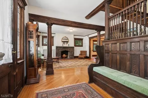 Entry Way - 261 Beechwood Ave, Middlesex, NJ 08846 photo 3 of 8