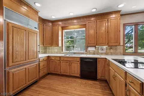 Kitchen - 261 Beechwood Ave, Middlesex, NJ 08846 photo 2 of 3