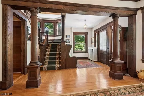 Entry Way - 261 Beechwood Ave, Middlesex, NJ 08846 photo 1 of 8
