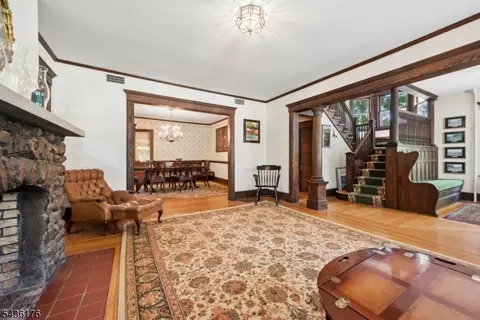 Entry Way - 261 Beechwood Ave, Middlesex, NJ 08846 photo 4 of 8