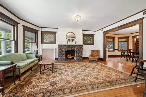 Living - 261 Beechwood Ave, Middlesex, NJ 08846 photo 1 of 2