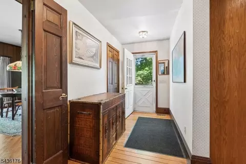 Entry Way - 261 Beechwood Ave, Middlesex, NJ 08846 photo 5 of 8