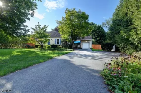 39 Sunset Rd, Pompton Plains, NJ 07444