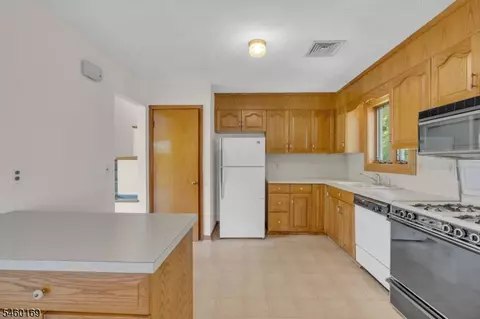 Kitchen - 290 Arnold Ave, North Plainfield, NJ 07063 photo 1 of 2