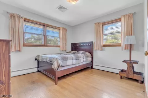 Bedroom - 290 Arnold Ave, North Plainfield, NJ 07063 photo 4 of 7