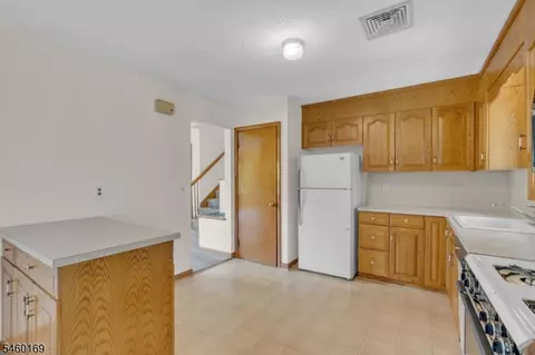 Entry Way - 290 Arnold Ave, North Plainfield, NJ 07063 photo 1 of 2