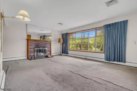 Living - 290 Arnold Ave, North Plainfield, NJ 07063 photo 2 of 5