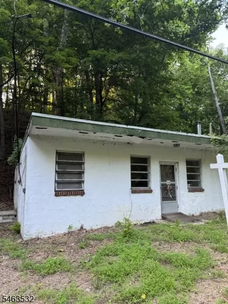 58 Hollow Rd, Glen Gardner, NJ 08826