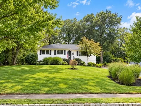 8 Country Club Ct, Livingston, NJ 07039