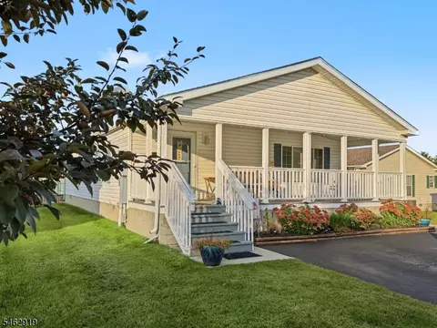 4 Morningside Dr, Belvidere, NJ 07823