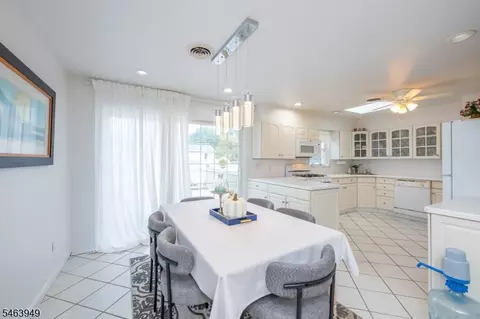 Dining - 1555 Ratzer Rd, Wayne, NJ 07470 photo 2 of 3