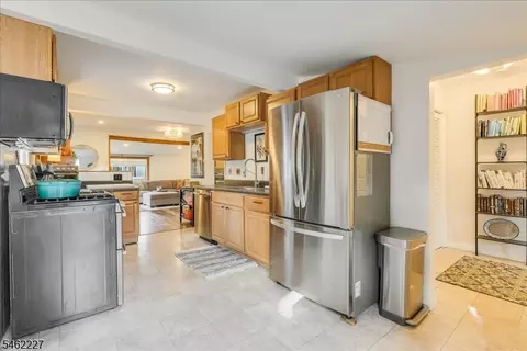 Entry Way - 26 Lenape Trl, Wayne, NJ 07470 photo 1 of 1