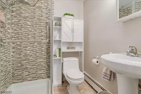 Bath - 26 Lenape Trl, Wayne, NJ 07470 photo 1 of 2